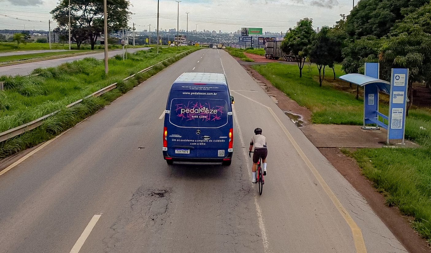 Ciclista em trilha
